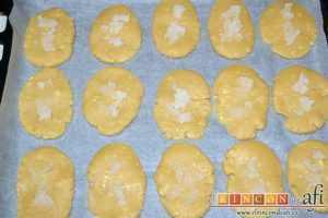 Pastas de almendra de Robledo del Mazo, poner puñaditos de azúcar sobre cada galleta