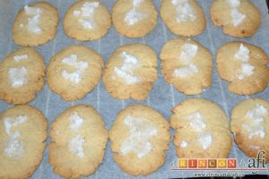 Pastas de almendra de Robledo del Mazo, dejar enfriar