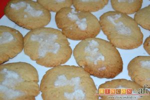 Pastas de almendra de Robledo del Mazo, servir en un plato