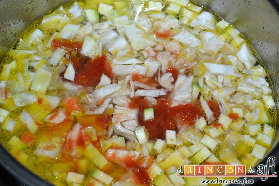 Sopa minestrone estilo El Padrino, añadir el ajo, el caldo, el calabacín, el tomate y la col