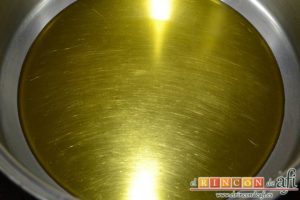 Zarangollo de Abarán, poner un fondo de aceite de oliva en un caldero