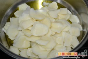 Zarangollo de Abarán, echar las papas