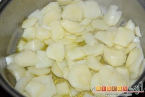 Zarangollo de Abarán, irlas friendo