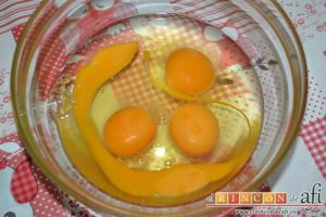 Zarangollo de Abarán, cascar los huevos en un cuenco