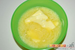 Cuadrados de tarta de queso, derretir la mantequilla