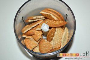 Cuadrados de tarta de queso, poner las galletas en un vaso triturador