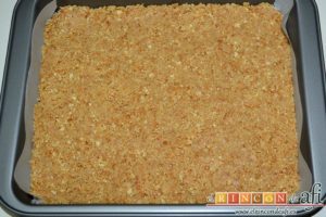 Cuadrados de tarta de queso, forrar un molde de brownie y compactar la base