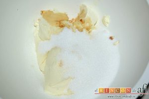 Cuadrados de tarta de queso, poner en un bol el queso crema y añadimos el azúcar, el extracto de vainilla, la cucharada de zumo de limón y la pizca de sal