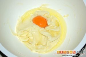 Cuadrados de tarta de queso, verter el primer huevo
