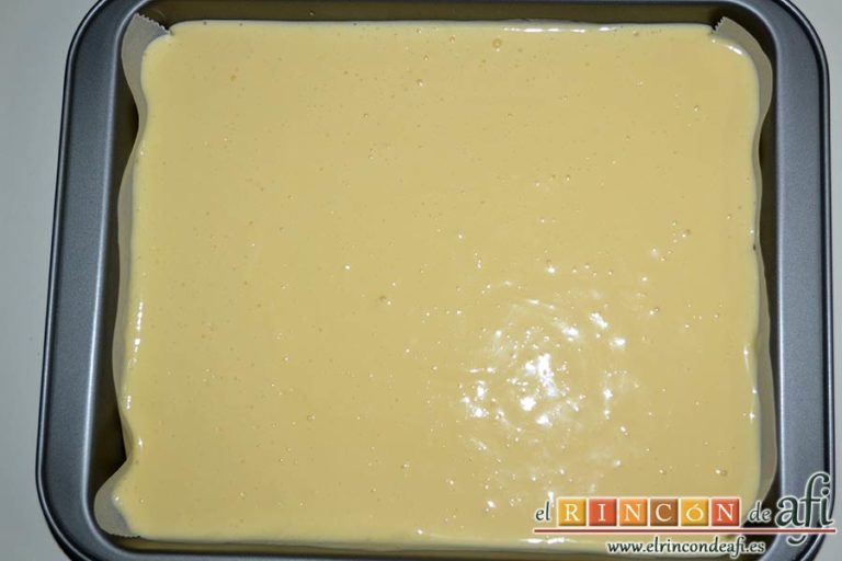 Cuadrados de tarta de queso, verter la mezcla en el molde