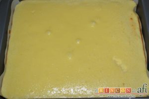 Cuadrados de tarta de queso, hornear y dejar enfriar sobre rejilla