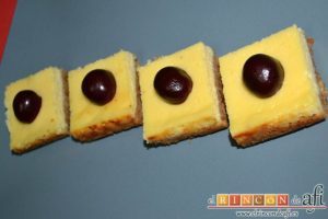 Cuadrados de tarta de queso, decorar con frutas