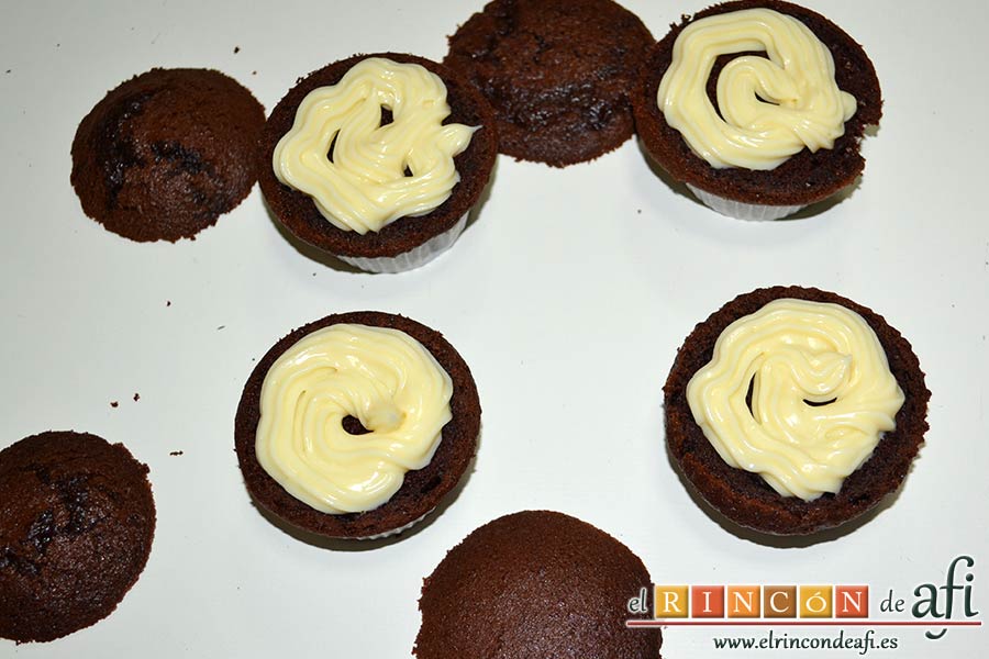 Magdalenas de chocolate negro rellenas de crema de chocolate blanco, rellenarlas con la crema de chocolate blanco