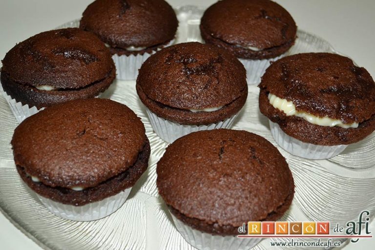 Magdalenas de chocolate negro rellenas de crema de chocolate blanco, colocarlas en la bandeja de presentación