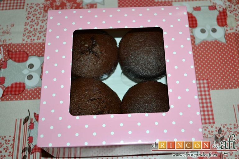 Magdalenas de chocolate negro rellenas de crema de chocolate blanco, sugerencia de presentación