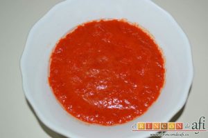 Tallarines con salsa de pimientos rojos y chorizo, añadir caldo de pollo y triturar