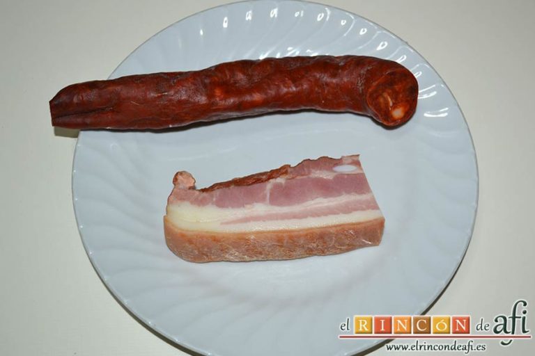 Tallarines con salsa de pimientos rojos y chorizo, preparar el chorizo y el bacon
