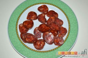 Tallarines con salsa de pimientos rojos y chorizo, trocear en rodajas el chorizo