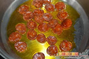 Tallarines con salsa de pimientos rojos y chorizo, sofreír hasta que suelten la grasa