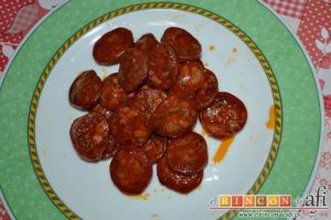 Tallarines con salsa de pimientos rojos y chorizo, reservar en un plato