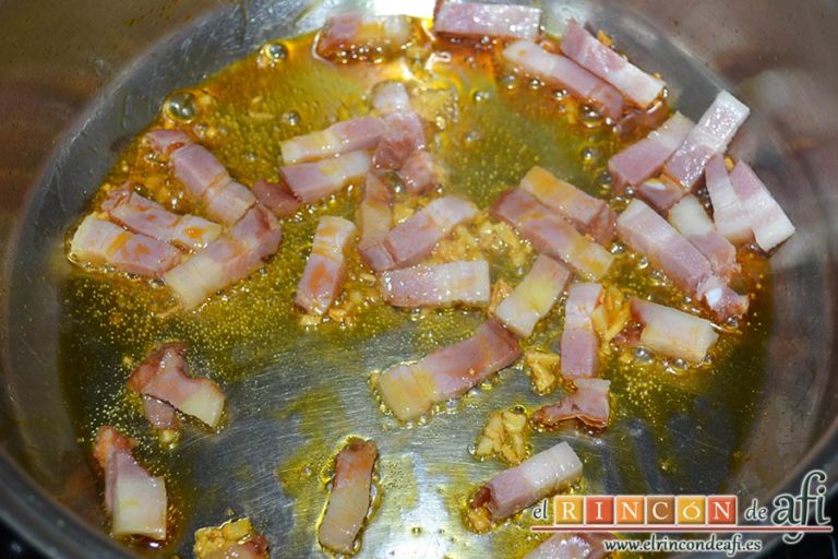 Tallarines con salsa de pimientos rojos y chorizo, añadir el bacon