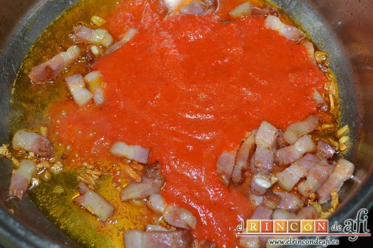 Tallarines con salsa de pimientos rojos y chorizo, añadir la salsa de pimientos