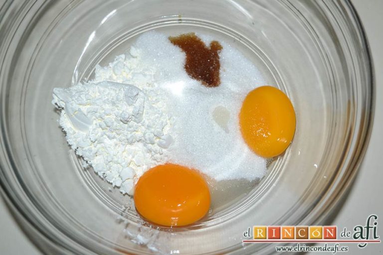 Crema de chocolate blanco al microondas, poner en un bol el azúcar, las dos yemas de huevo, la Maizena y la cucharadita de extracto de vainilla