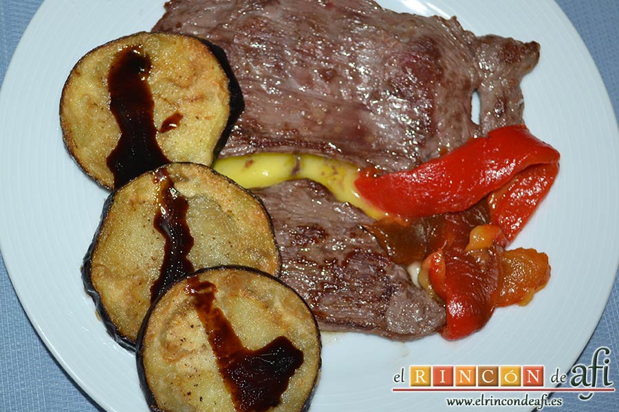 Filetes de vacío de ternera con pimientos rojos y berenjena con miel de caña