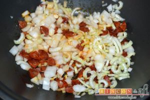 Sopa española de garbanzos y chorizo de Jamie Oliver, añadir la cebolla, el ajo y el apio