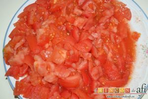 Sopa española de garbanzos y chorizo de Jamie Oliver, pelar y picar los tomates