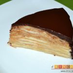 Tarta de filloas con relleno de crema pastelera y cobertura de chocolate