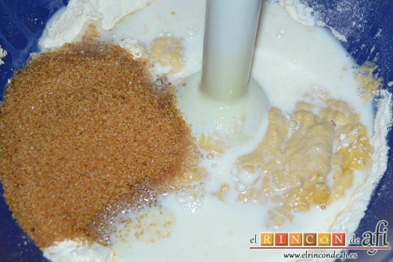 Tarta de filloas con relleno de crema pastelera y cobertura de chocolate, mezclar y añadir la leche y el azúcar moreno