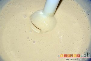 Tarta de filloas con relleno de crema pastelera y cobertura de chocolate, batir hasta conseguir consistencia muy fina