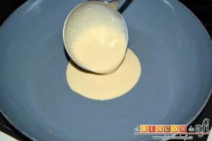 Tarta de filloas con relleno de crema pastelera y cobertura de chocolate, verter porciones de masa en una sartén caliente untada con manteca o mantequilla