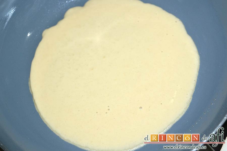 Tarta de filloas con relleno de crema pastelera y cobertura de chocolate, mover la sartén para que se extienda por toda la superficie
