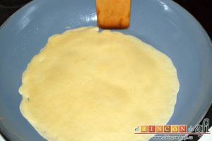 Tarta de filloas con relleno de crema pastelera y cobertura de chocolate, darle la vuelta cuando se formen burbujitas