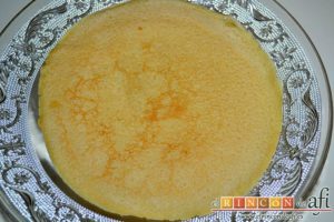 Tarta de filloas con relleno de crema pastelera y cobertura de chocolate, colocar una filloa como base de la tarta