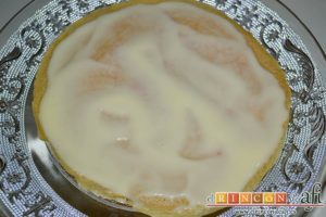 Tarta de filloas con relleno de crema pastelera y cobertura de chocolate, cubrir de crema pastelera
