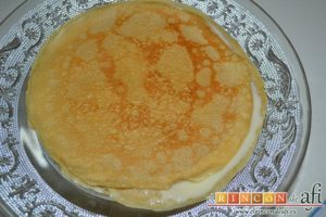 Tarta de filloas con relleno de crema pastelera y cobertura de chocolate, hacer capas de filloas