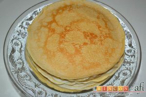Tarta de filloas con relleno de crema pastelera y cobertura de chocolate, repetir hasta terminar con todas las filloas