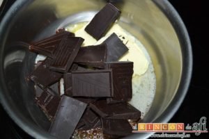 Tarta de filloas con relleno de crema pastelera y cobertura de chocolate, preparar la ganache