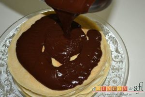 Tarta de filloas con relleno de crema pastelera y cobertura de chocolate, derramar todo el chocolate