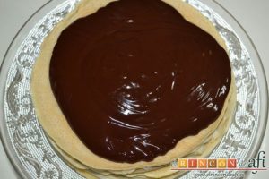 Tarta de filloas con relleno de crema pastelera y cobertura de chocolate, dejar que se expanda por la torre
