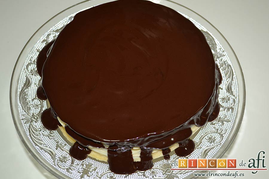 Tarta de filloas con relleno de crema pastelera y cobertura de chocolate, dejar que se derrame por los bordes