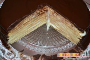 Tarta de filloas con relleno de crema pastelera y cobertura de chocolate, cortar una vez endurecido el chocolate