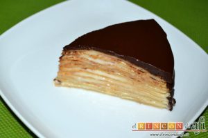 Tarta de filloas con relleno de crema pastelera y cobertura de chocolate, sugerencia de presentación