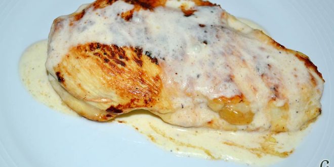 Filetes de pollo rellenos con manzanas asadas, queso y miel