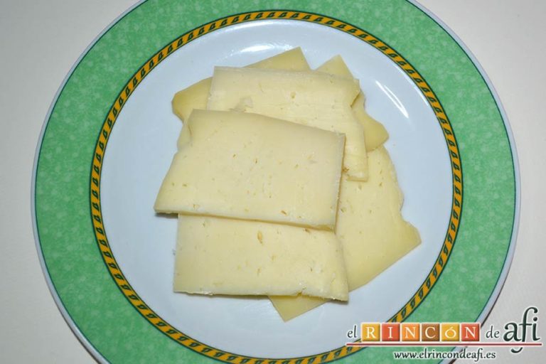 Filetes de pollo rellenos con manzanas asadas, queso y miel, lonchear el queso