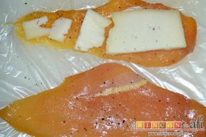 Filetes de pollo rellenos con manzanas asadas, queso y miel, poner encima unas láminas de queso