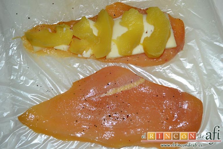 Filetes de pollo rellenos con manzanas asadas, queso y miel, poner unas láminas de manzana asada